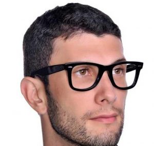عینک با فرم مشکی 